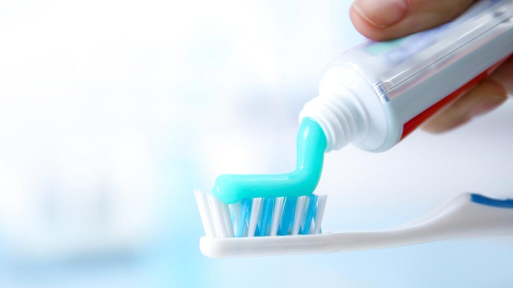 フッ素よりも気にすべき？市販の歯磨き粉に含まれる「添加物」の話——こうの歯科